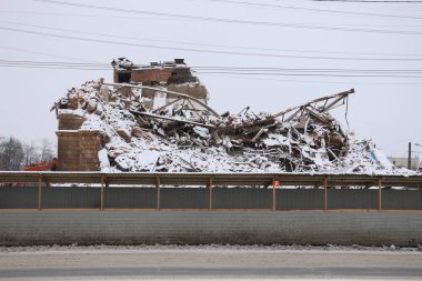 kar ile kaplı bir yıkık bina
