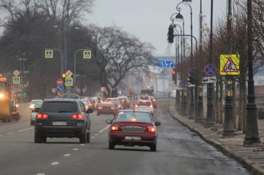 Şehrin caddeleri üzerinde trafik