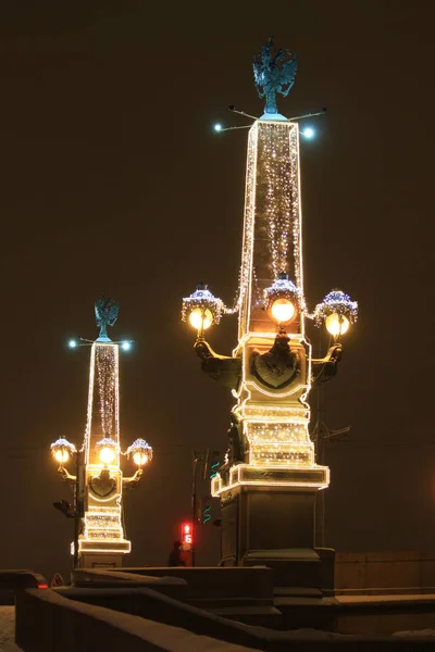 Russland Petersburg Rostrale Säulen Vor Der Dreifaltigkeitsbrücke Winternächtlichen Schneesturm — Stockfoto