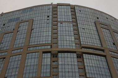 gökdelenin alttan görünüm