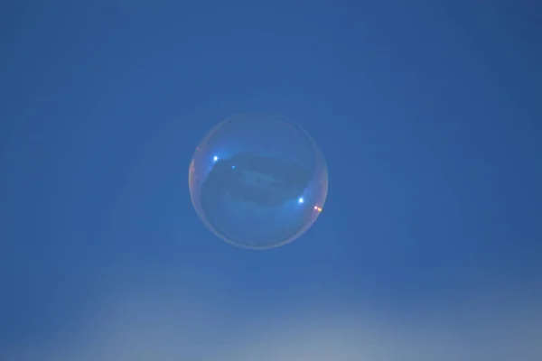 Мыльный Пузырь Против Голубого Неба — стоковое фото