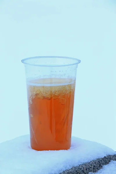 Vetro Con Una Birra Congelata Argine Granito Inverno — Foto Stock
