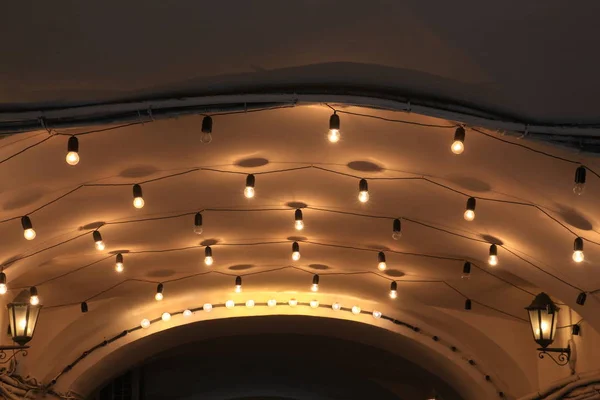 Ηλεκτρικά Φώτα Ρετρό Κάτω Από Την Οροφή — Φωτογραφία Αρχείου