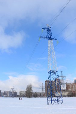 güç hatları üzerinden kar yağışı