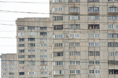 Bir apartmanın pencereleri