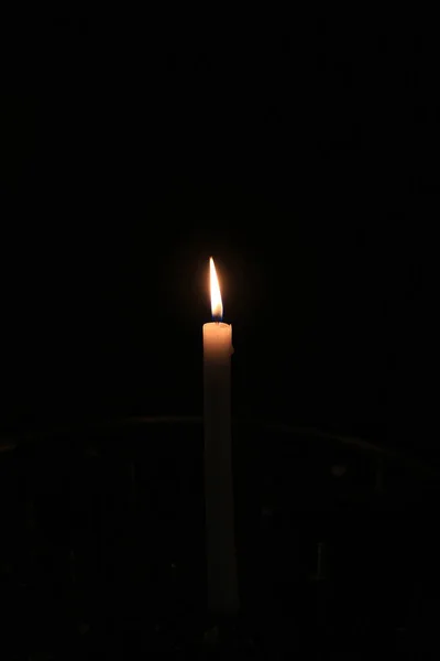 Свічка Горить Темряві — стокове фото