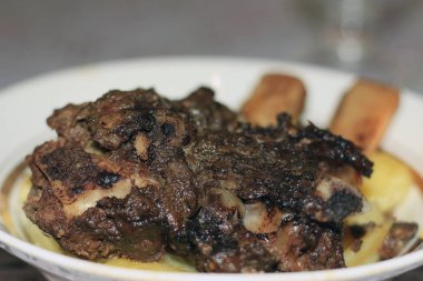 Kaburga bir tabak patates ile