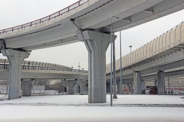 Otoban yolun üzerinde yüksek şartını