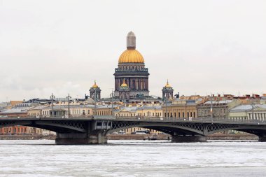 Rusya, St. Petersburg, görünümü kışın St. Isaac's Katedrali ve duyuru Köprüsü
