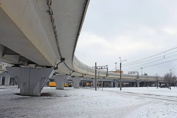 道路上の高速道路の高い柱 — ストック写真