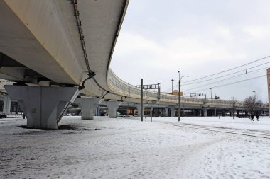 Otoban yolun üzerinde yüksek şartını