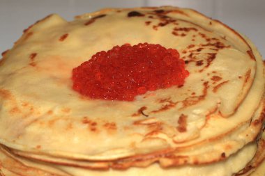 Kırmızı havyar ile krep yığını
