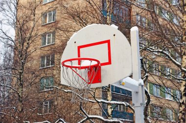 kar fırtınası sırasında basketbol sepeti