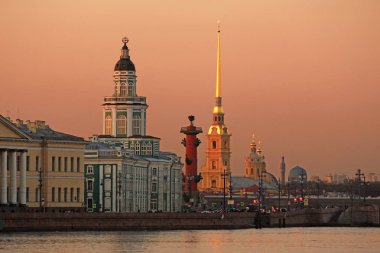 Rusya, St. Petersburg, görünümü Vasilyevsky adanın gün batımında ok