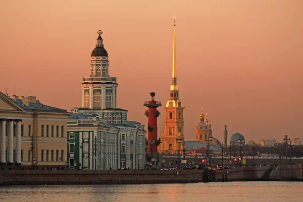 Rusya, St. Petersburg, görünümü Vasilyevsky adanın gün batımında ok