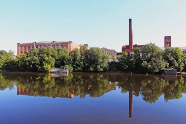 eski bir fabrika yansıması nehre ile ağaçları arasında kabuk