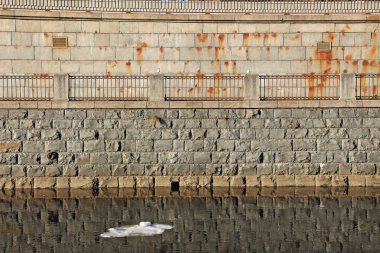 su üzerinde yüzen bir buz parçası ile kanal dolgu