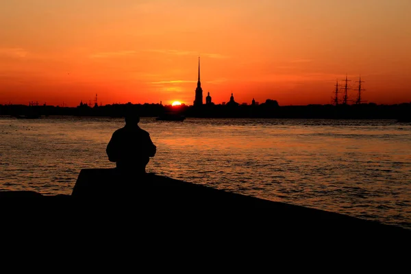 Sint Petersburg Rusland Het Silhouet Van Een Man Rivieroever Zonsondergang — Stockfoto