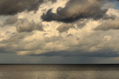 denizin üzerinde yağmur bulutları