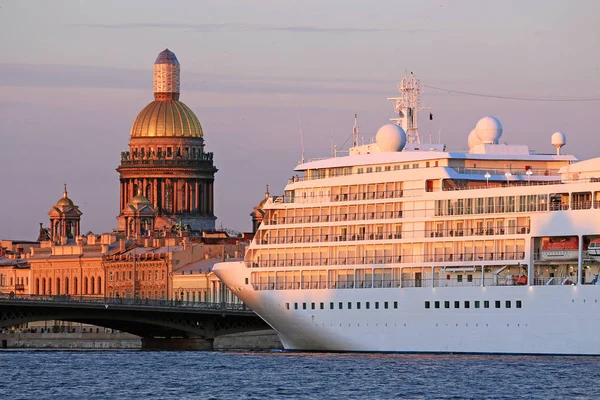 Rusya, St. Petersburg, Cruise liner üstünde belgili tanımlık rıhtım