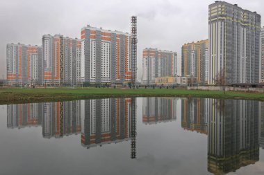 Suya yansıyan yüksek binaların meskun kompleksi