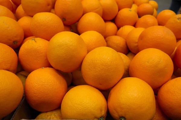 달콤한 오렌지 시장에 카운터에 흩어져 — 스톡 사진