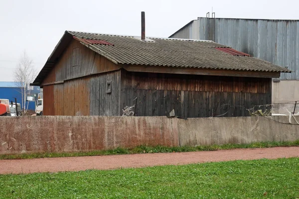 Vieja Casa Madera Detrás Una Cerca Hormigón Desvencijado — Foto de Stock