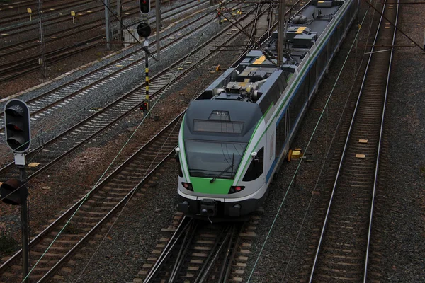 Banliyö Treni Tren Istasyondaki Trafik Işıklarının Yanından Geçiyor — Stok fotoğraf