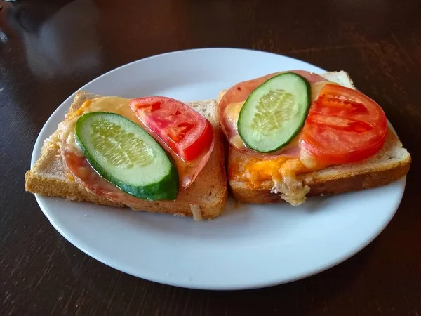 Dos Sándwiches Calientes Con Jamón Queso Tomate Pepino Plato Blanco — Foto de Stock