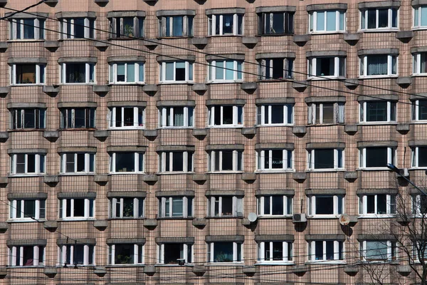 Fönster Ett Bostadshus Där Varje Hyresgäst Har Sin Egen Integritet — Stockfoto