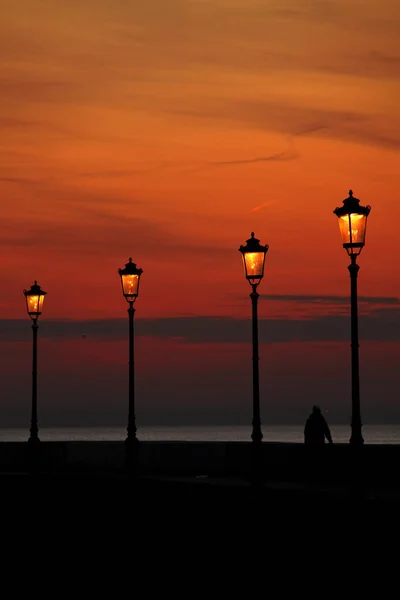 Lichten Branden Avond Promenade Tegen Zonsondergang Hemel — Stockfoto