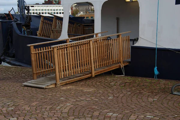 Houten Gangpad Met Reling Gemonteerd Pier Voor Het Aan Boord — Stockfoto