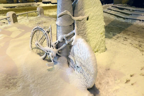Bicicleta Estacionada Coberta Neve Noite Durante Uma Queda Neve — Fotografia de Stock