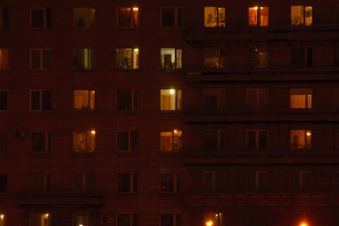 her kiracı kendi gizlilik vardır gece, dairelerin parlayan pencerelerde insanların siluetleri