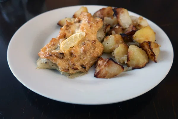 Pescado Horno Con Patatas Una Rodaja Limón Restaurante Plato Blanco —  Fotos de Stock