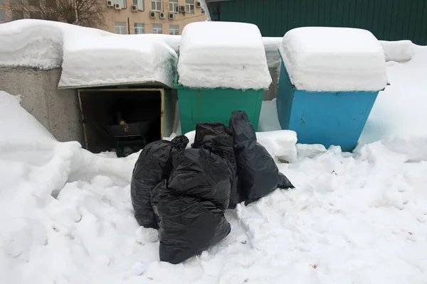 Schwarze Müllsäcke Einer Schneewehe Einem Mülleimer Der Nähe Von Mülltonnen — Stockfoto