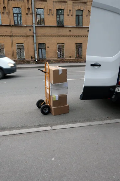 Colis Dans Des Boîtes Carton Sur Chariot Déchargé Une Voiture — Photo