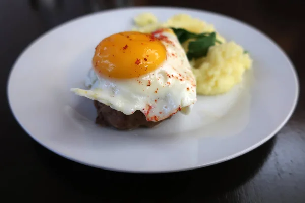 Beef Steak Egg Mashed Potatoes White Plate Restaurant — ストック写真