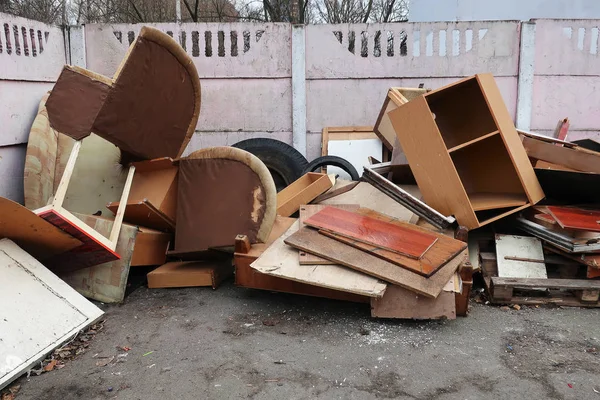 Alte Möbel Aus Holz Und Polster Stapeln Sich Auf Einem — Stockfoto