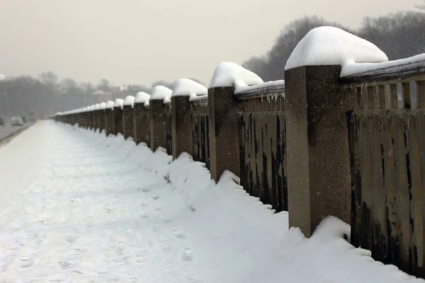 Granitowe Słupy Wzdłuż Promenady Miasta Zmiecione Przez Śnieg Podczas Opadów — Zdjęcie stockowe