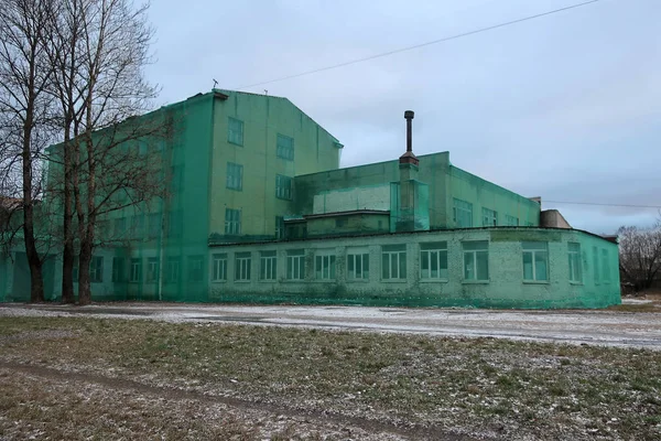 Budynek Starej Opuszczonej Fabryki Pokrytej Zieloną Siatką Naprawy — Zdjęcie stockowe