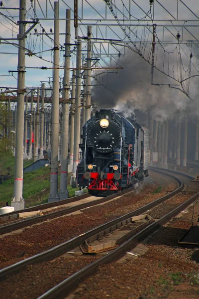 Kouření Parní Vlak Osobní Kočár Cestování Železnici — Stock fotografie