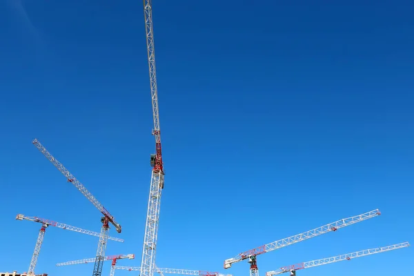 Guindastes Torre Alta Com Setas Longas Canteiro Obras — Fotografia de Stock