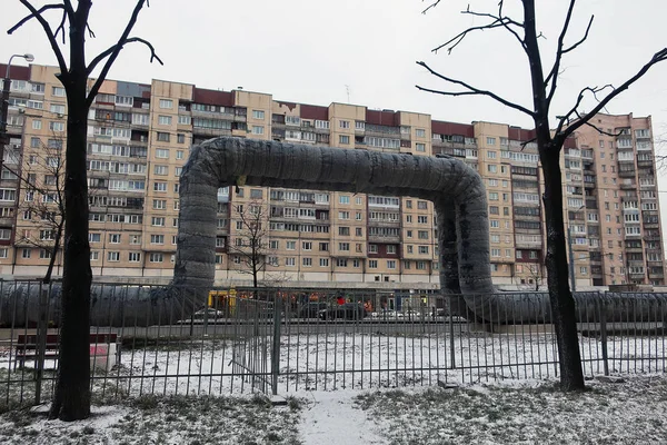 Tel Örgülerin Arkasına Isıtma Boruları Döşenmiş Winter City Caddesi — Stok fotoğraf