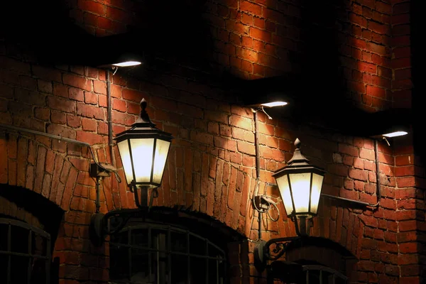 Dwie Kute Latarnie Żelaza Oświetlające Ceglaną Ścianę Starego Budynku — Zdjęcie stockowe