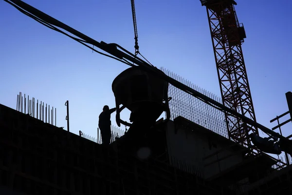 Silhouetten Auf Einer Baustelle Vor Blauem Himmel — Stockfoto