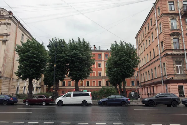 Voitures Garées Sur Une Rue Ville Pendant Vent Squally — Photo