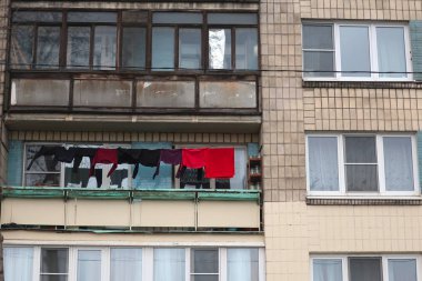 Çamaşır, bir apartmanın kütüğünde ipte kurumak.