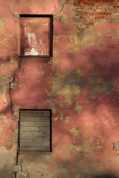 Fenster Alter Ziegelmauer Mit Bröckelndem Putz Eingeschlagen — Stockfoto