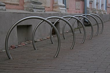 Yerde kazılmış metal halkalar şeklinde bisikletler için park yerleri